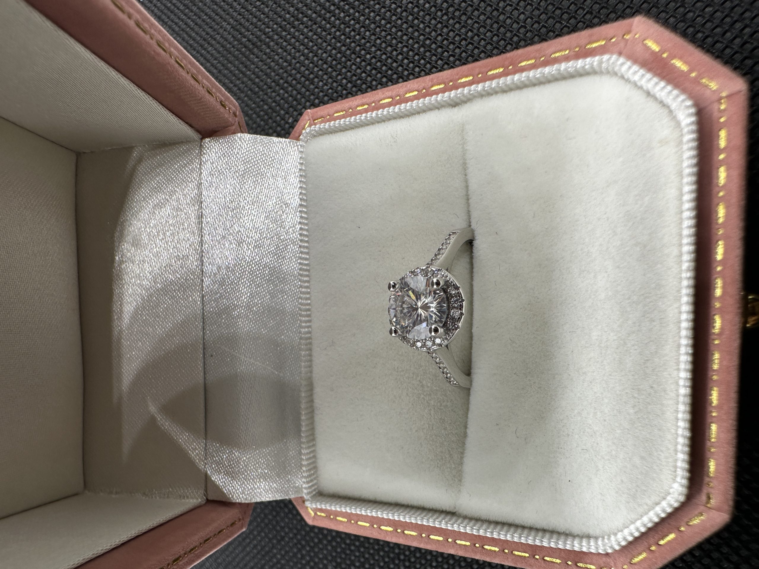 天然ダイヤモンド1.01ct Au750柊の冠（ひいらぎのかんむり）