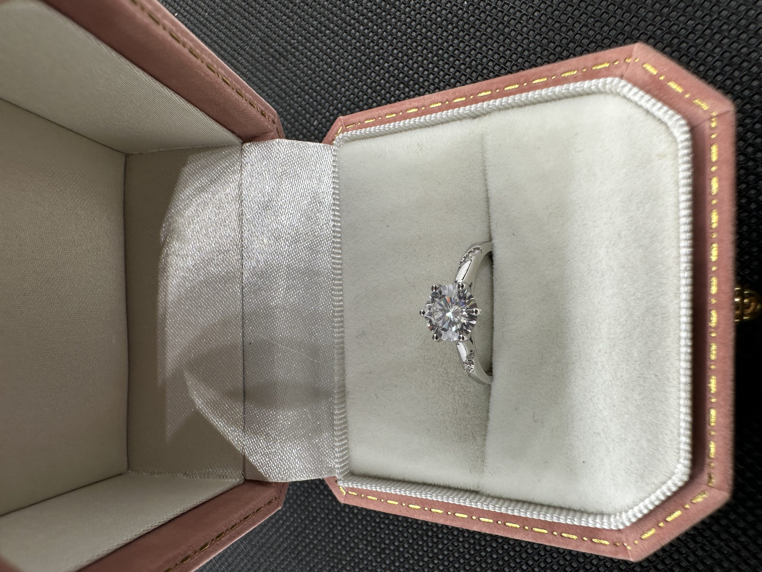 天然ダイヤモンド1.01ct Au750（せいぼせい）