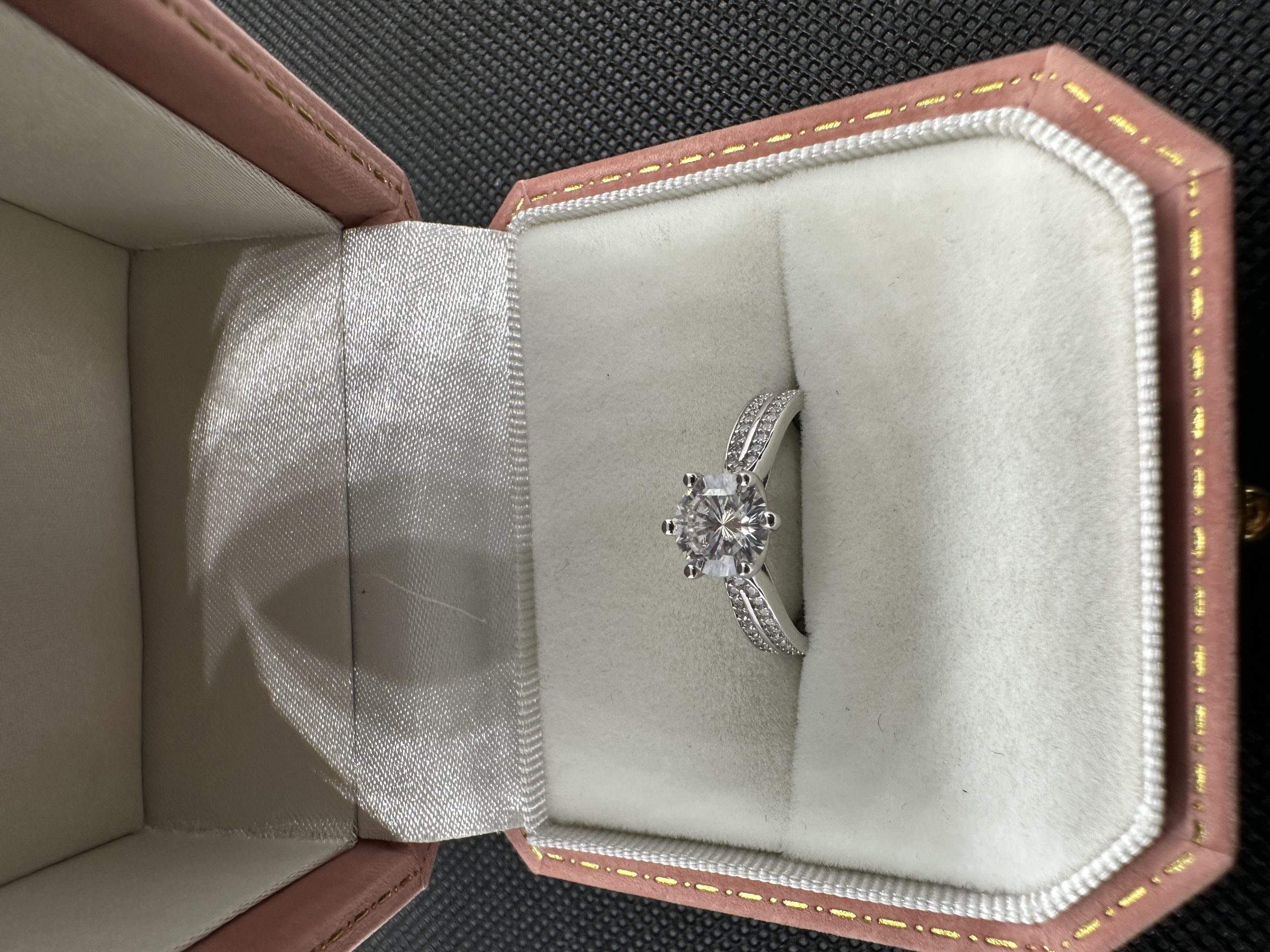 天然ダイヤモンド1.01ct Au750（あかねぐも）