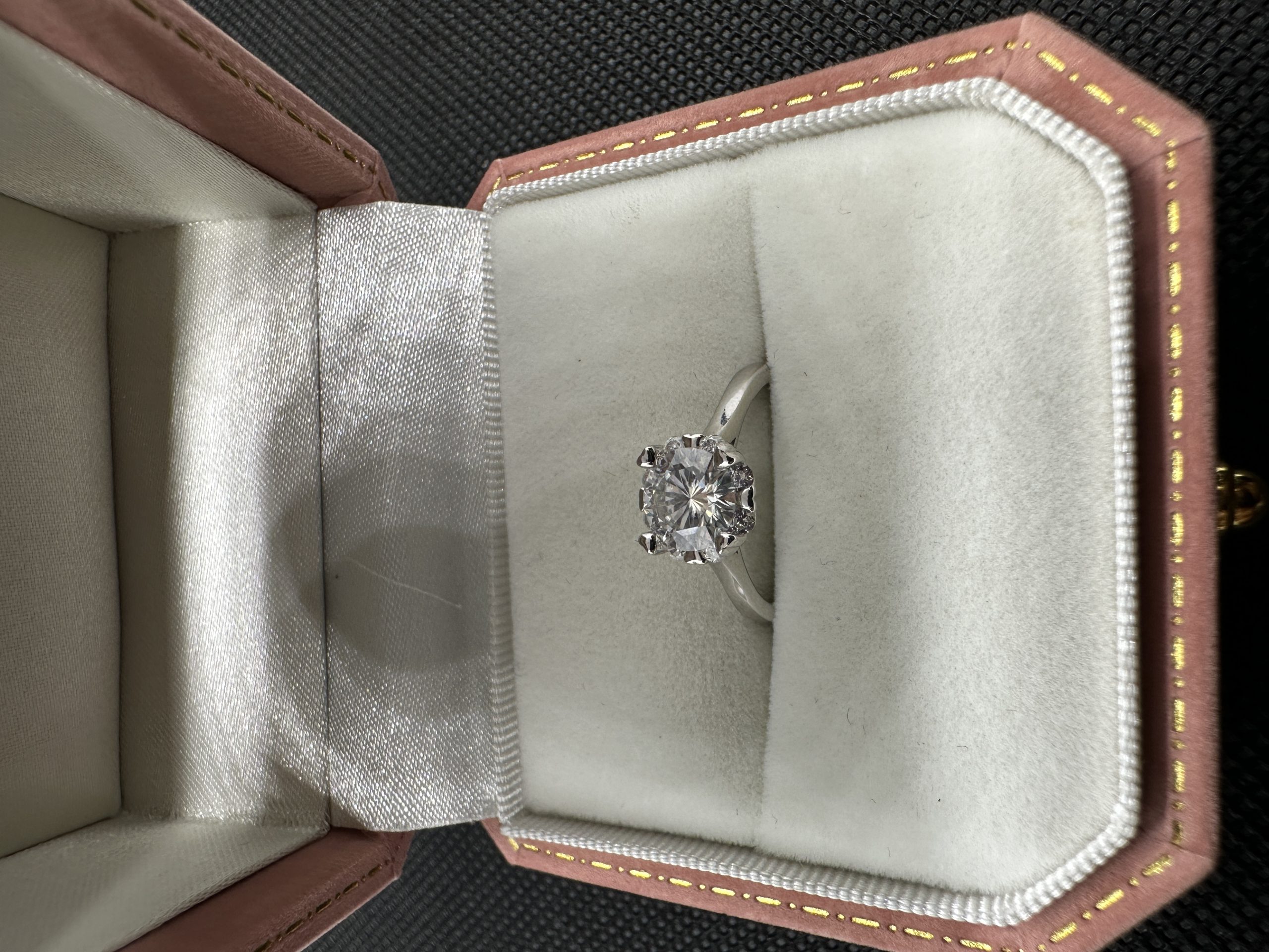 天然ダイヤモンド1.01ct Au750（いちょうのまい）